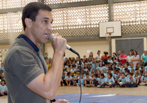 Campeão brasileiro de ginástica artística, na categoria pré-infantil, abre o festival  com a equipe londrinense 