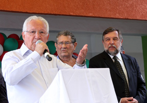 Apae recebe micro-ônibus adaptado