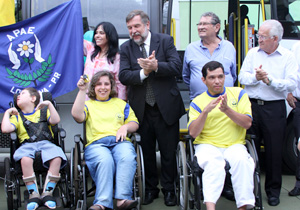 Apae recebe micro-ônibus adaptado