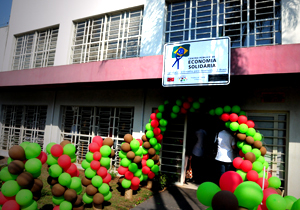 Interessados podem conferir produtos artesanais, decorativos e alimentícios produzidos especialmente para as festas natalinas Interessados podem conferir produtos artesanais, decorativos e alimentícios produzidos especialmente para as festas natalinas