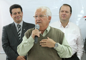 Durante a solenidade, o prefeito entregou a chave da primeira casa do jardim Maravilha para a moradora Elaine Coutinho Pinto, de 37 anos. “É um momento muito feliz para mim. É bom estar aqui e participar da entrega dessas casas que representam um sonho realizado para as famílias”, disse Gerson Araujo.