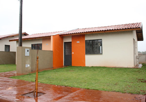 Para a nova moradora, Patricia Oliveira, de 25 anos, o valor das parcelas é acessível à família, o que facilita a aquisição da nova moradia. “Eu morava no jardim Piza e pagava R$ 125,00 de aluguel. As parcelas da minha casa são de R$ 25,00. Vou economizar bastante e aproveitar o dinheiro que vai sobrar para fazer compras. Essa casa vai mudar minha vida, do meu marido e de meus quatro filhos”, disse.