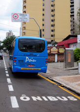 Faixa exclusiva para ônibus começa a ser pintada na Duque
