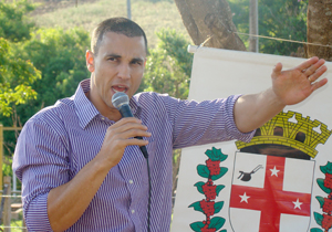 Prefeito entrega horta comunitária no jardim Primavera