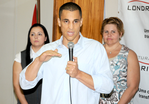 O prefeito Barbosa Neto enalteceu o projeto. “Os jovens vão receber uma bolsa de auxílio-financeiro, no valor total de R$ 600,00, além de uniformes, material pedagógico, lanches, vale transporte diário e cursos atualizados. São 1.100 jovens, que vão atender uma demanda da cidade. Não tenho dúvida de que a procura será grande”, afirmou. 