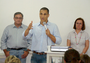 Mais 80 profissionais entre médicos, enfermeiros e auxiliares foram integrados hoje à secretaria de Saúde