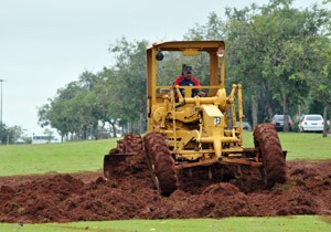 O prefeito comentou ainda, sobre um estudo que está sendo realizado pelo Instituto de Pesquisa e Planejamento Urbano de Londrina (IPPUL) para melhorar a agilidade no transporte urbano. “Aqui o IPPUL tem o projeto do Bus Rapid Transport (BRT), no qual já estamos buscando parceria, para que tenhamos o transporte coletivo de ônibus, mais agilizado. Esta é a tendência para o futuro, rápido, moderno, barato e seguro. O terminal na região oeste já estará prevendo no futuro a alimentação e o trasbordo de passageiros através do BRT”, ressaltou.