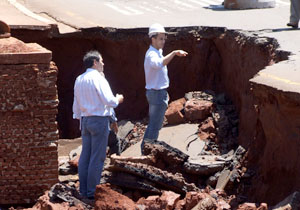 O prefeito Barbosa Neto explicou que a emergência na recuperação é devido à pista ser um ponto de estrangulamento do tráfego da cidade, dando acesso à PR 445, às avenidas Harry Prochet, Portugal, Duque de Caxias, Dez de Dezembro, além de ligar a zona Sul com a zona Leste. “Esse talvez tenha sido um dos lugares onde nós tivemos a maior violência das águas. Vamos fazer essa intervenção, a secretaria de obras começou o trabalho, imediatamente, para que possamos liberar meia pista, pelo menos”, disse.