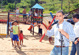 Propiciam à população espaços de lazer; parques contam com balanço, gangorra, escorregador e casinha