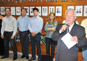 Prefeito homenageia servidores municipais