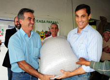 Entidades assistenciais recebem 50 toneladas de feijão