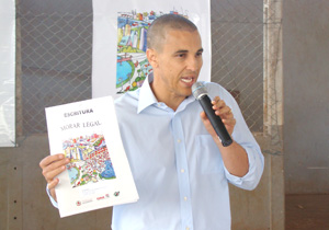 Com as escrituras do sábado, prefeito já entregou 617 documentos de imóveis aos moradores do bairro   Mais 32 moradores do jardim São Jorge, na região norte, receberam, gratuitamente, escrituras de seus imóveis, por meio do Programa de Regularização Fundiária da Companhia de Habitação de Londrina (COHAB-LD).  A solenidade realizada na Escola Municipal Atanásio Leonel, no sábado, pela manhã, contou com a presença do prefeito Barbosa Neto, dos vereadores Ivo de Bassi e Padre Roque, além do presidente da Cohab, João Verçosa.   “Não estamos entregando título precário, como faziam antigamente. Estamos entregando um documento com valor legal. Londrina é um modelo de regularização fundiária para o Brasil”, afirmou o prefeito Barbosa Neto.  “Estamos entregando um legítimo direito, que foi negado a vocês, durante anos”, disse o prefeito Barbosa Neto aos moradores. Ele lembrou que há localidades, como o jardim Franciscato, na região sul, que há 30 anos deveria ser regularizado e somente agora os moradores estão recebendo a documentação do imóvel. “É um momento único, de resgate da dignidade das pessoas”, completou.   No jardim São Jorge, a Cohab regularizou 752. Com as 32 escrituras entregues hoje, 617 moradores já receberam o documento. Ainda faltam 135. Com esta entrega, a administração do prefeito Barbosa Neto, através do Programa de Regularização Fundiária, soma 1.226 escrituras entregues a famílias moradoras de bairros ordinários, de assentamentos e ocupações irregulares na cidade. O objetivo do programa é garantir ao cidadão o direito à moradia digna, caucionando, assim, segurança social e jurídica à população de baixa renda.  Para isso, a COHAB estabelece com precisão de quem é a posse da terra para depois legitimá-la ou regularizá-la. Essa regularização é regimentada pela Lei 9866/2005 e atende a todas as famílias que possuem lotes ainda irregulares no município.  A sede da COHAB-LD fica na rua Pernambuco, 1002. Interessados podem obter informações pelo telefone 3315 2233.