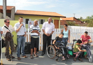 Prefeito entrega casa para mãe e três filhos com deficiência