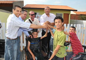 Prefeito entrega casa para mãe e três filhos com deficiência
