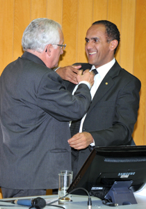 Prefeito  quer  apoio da Câmara na aprovação de projetos Pastor Gerson  participa de sessão da Câmara de Vereadores e convida Roberto Kanashiro para ser seu líder no Legislativo; bom relacionamento com a Casa é primordial  O prefeito de Londrina, Pastor Gerson Araujo, participou na tarde dessa terça-feira (25) da sessão da Câmara de Vereadores de Londrina. O prefeito foi convidado pela Casa e fez seu pronunciamento diante dos representantes do Legislativo,  solicitando o apoio  dos vereadores na aprovação de projetos.   O prefeito foi recebido pelos vereadores, que manifestaram desejos de boa sorte e apoio. O presidente da Câmara, vereador Rony Alves, disse ao prefeito que a Casa estará à disposição da Prefeitura. “Essa Casa vai apoiar, daremos todo suporte que for necessário. Temos certeza que você dará toda a tranquilidade que a cidade precisa. O clima de Londrina já mudou, os cidadãos estão te abraçando Gerson. Com a benção de Deus, tenho certeza que vai realizar um grande trabalho.”  O prefeito agradeceu e fez questão de anunciar que a Prefeitura estará de portas abertas aos vereadores. “Todos são bem-vindos ao gabinete. Conto com o apoio da Câmara de Vereadores. A situação é difícil, mas me reuni com a equipe da Prefeitura, os secretários e funcionários, e vi toda a disposição que eles estão em realizar o melhor trabalho possível. Isso, junto com o apoio que o legislativo está colocando, me dá tranquilidade para trabalhar.”  Durante a sessão o prefeito convidou  o vereador Roberto Kanashiro (PSDB) para ser seu líder no Legislativo na Câmara. “ Conheço  o Kanashiro há muito tempo  e tenho muito respeito por ele. Seria a pessoa certa para nos representar aqui na Câmara”, disse.    Araújo demonstrou ainda que um trabalho em conjunto entre Prefeitura e Câmara de Vereadores deve ser a tônica de sua administração. “Conto com o bom relacionamento com a Câmara, ele é primordial. A Prefeitura e essa Casa devem trabalhar de modo a deixar que a cidade se mantenha firme como precisa, aprovando projetos importantes para Londrina.”  Da redação  n.com@sercomtel.com.br