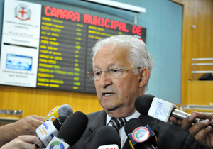 Prefeito  quer  apoio da Câmara na aprovação de projetos Pastor Gerson  participa de sessão da Câmara de Vereadores e convida Roberto Kanashiro para ser seu líder no Legislativo; bom relacionamento com a Casa é primordial  O prefeito de Londrina, Pastor Gerson Araujo, participou na tarde dessa terça-feira (25) da sessão da Câmara de Vereadores de Londrina. O prefeito foi convidado pela Casa e fez seu pronunciamento diante dos representantes do Legislativo,  solicitando o apoio  dos vereadores na aprovação de projetos.   O prefeito foi recebido pelos vereadores, que manifestaram desejos de boa sorte e apoio. O presidente da Câmara, vereador Rony Alves, disse ao prefeito que a Casa estará à disposição da Prefeitura. “Essa Casa vai apoiar, daremos todo suporte que for necessário. Temos certeza que você dará toda a tranquilidade que a cidade precisa. O clima de Londrina já mudou, os cidadãos estão te abraçando Gerson. Com a benção de Deus, tenho certeza que vai realizar um grande trabalho.”  O prefeito agradeceu e fez questão de anunciar que a Prefeitura estará de portas abertas aos vereadores. “Todos são bem-vindos ao gabinete. Conto com o apoio da Câmara de Vereadores. A situação é difícil, mas me reuni com a equipe da Prefeitura, os secretários e funcionários, e vi toda a disposição que eles estão em realizar o melhor trabalho possível. Isso, junto com o apoio que o legislativo está colocando, me dá tranquilidade para trabalhar.”  Durante a sessão o prefeito convidou  o vereador Roberto Kanashiro (PSDB) para ser seu líder no Legislativo na Câmara. “ Conheço  o Kanashiro há muito tempo  e tenho muito respeito por ele. Seria a pessoa certa para nos representar aqui na Câmara”, disse.    Araújo demonstrou ainda que um trabalho em conjunto entre Prefeitura e Câmara de Vereadores deve ser a tônica de sua administração. “Conto com o bom relacionamento com a Câmara, ele é primordial. A Prefeitura e essa Casa devem trabalhar de modo a deixar que a cidade se mantenha firme como precisa, aprovando projetos importantes para Londrina.”  Da redação  n.com@sercomtel.com.br